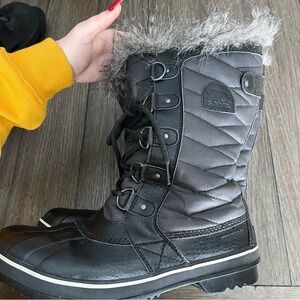 Black fur sorel boots